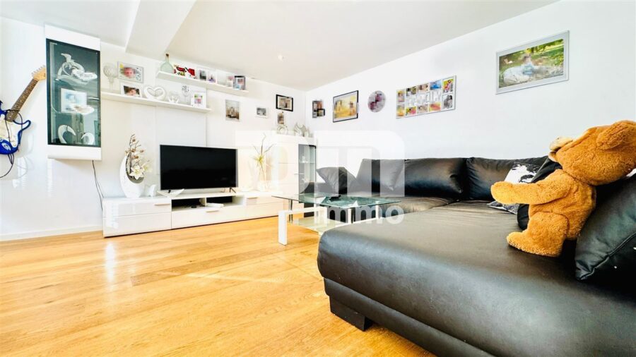 Vollständig kernsaniertes / neu erstelltes EFH in zentraler Lage mit 2 Garagen - EG Wohnzimmer